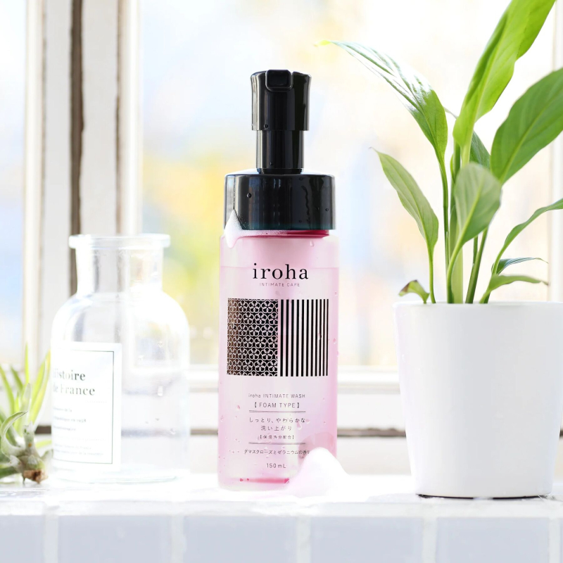 Піна для інтимного догляду з дамаською трояндою та геранню – Iroha Intimate Wash Foam Type Damask Rose and Geranium, 150 мл