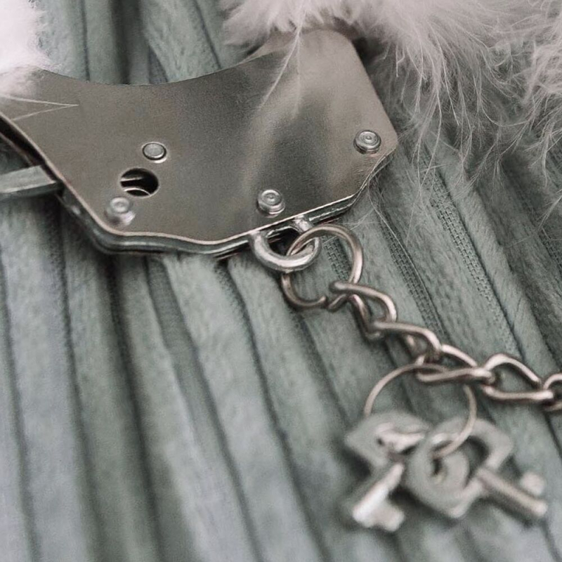 Металлические наручники Adrien Lastic Handcuffs White с белой пушистой отделкой