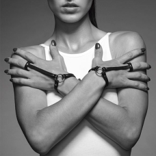 Пара браслетів на зап'ясті і палець Bijoux Indiscrets MAZE Hand Bracelet Harness Чорний колір, екошкіра